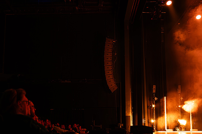 Lắp đặt hệ thống line array dBTechnologies cho sân khấu biểu diễn tại Milan – Ý