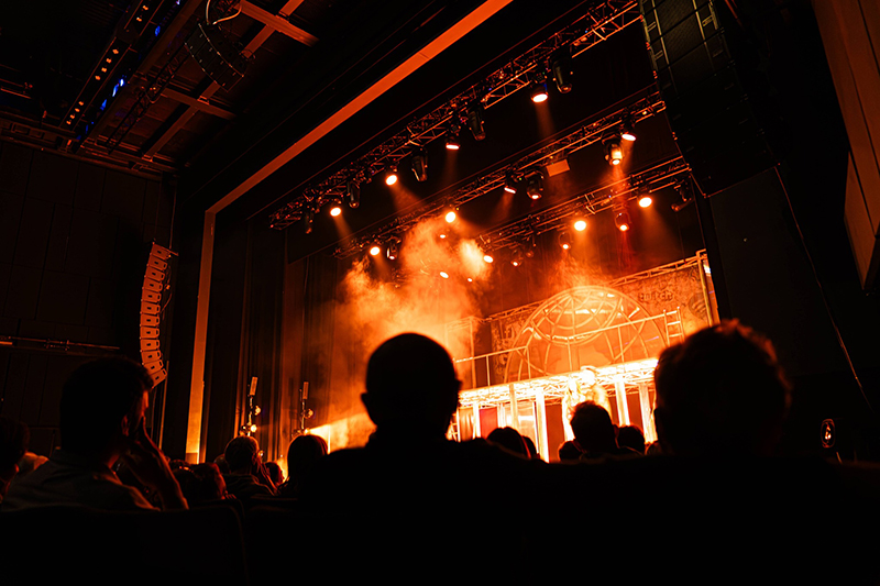 Lắp đặt hệ thống line array dBTechnologies cho sân khấu biểu diễn tại Milan – Ý